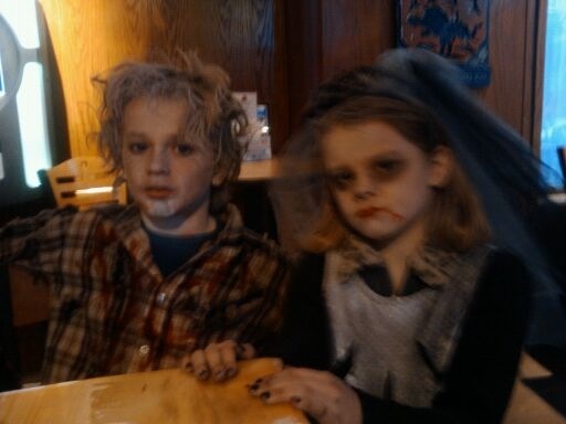 2009-10-31-Vale-Kyla-Zombies.JPG.jpg
